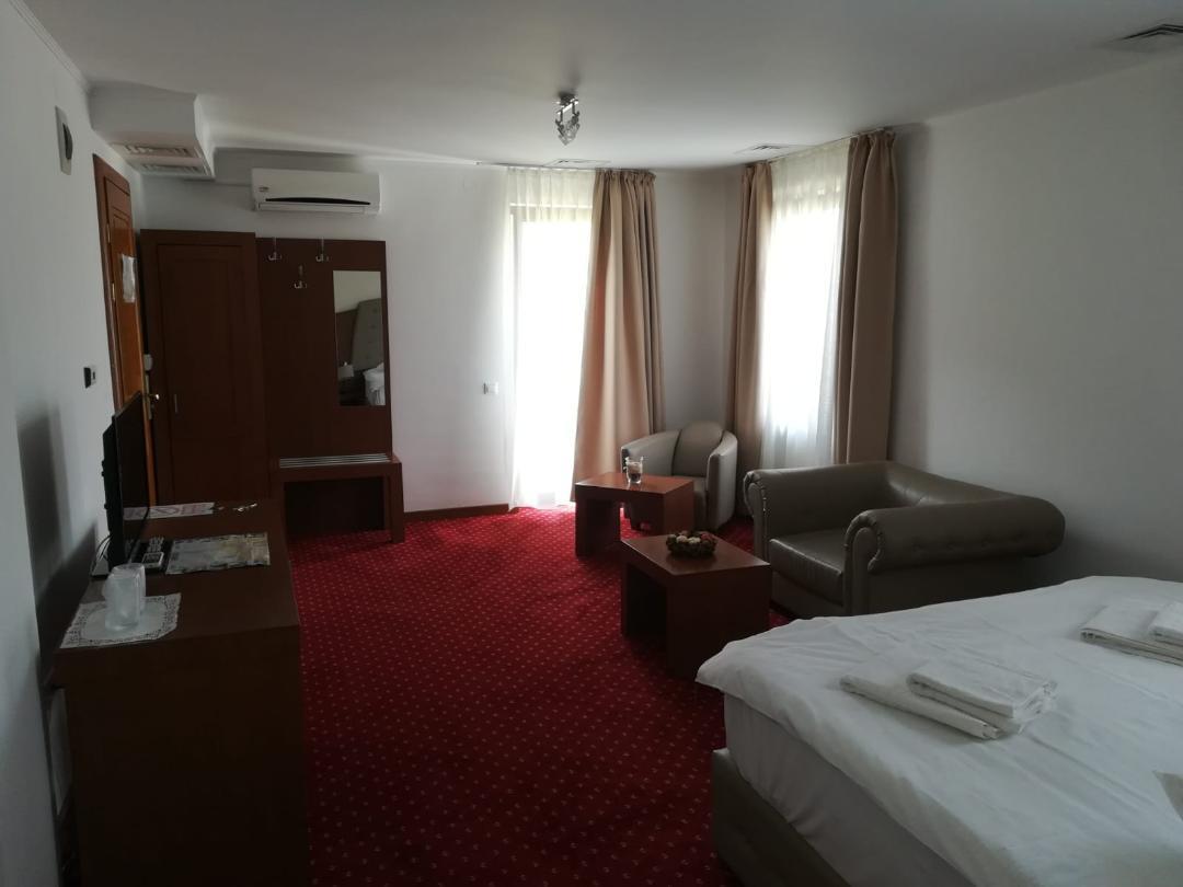 Hotel Dennis Mediaş Exteriér fotografie